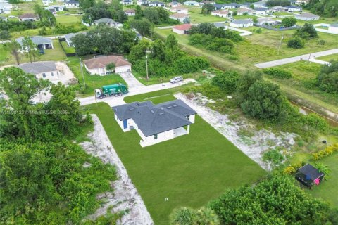 House in Lehigh Acres, Florida 3 bedrooms, 130.62 sq.m. № 1952661 - photo 3
