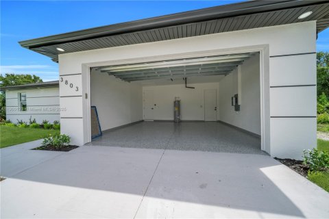 House in Lehigh Acres, Florida 3 bedrooms, 130.62 sq.m. № 1952661 - photo 6