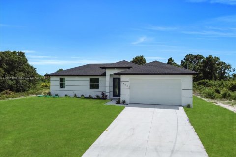 House in Lehigh Acres, Florida 3 bedrooms, 130.62 sq.m. № 1952661 - photo 1
