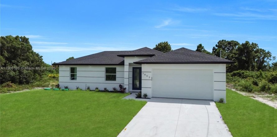 House in Lehigh Acres, Florida 3 bedrooms, 130.62 sq.m. № 1952661