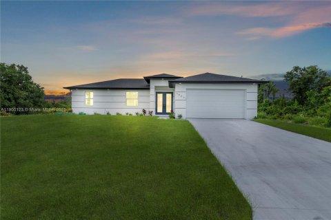 House in Lehigh Acres, Florida 3 bedrooms, 130.62 sq.m. № 1952661 - photo 4