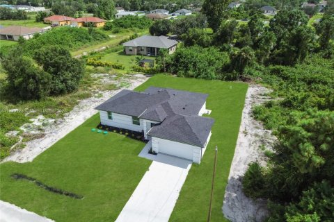 House in Lehigh Acres, Florida 3 bedrooms, 130.62 sq.m. № 1952661 - photo 2