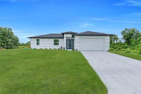 House in Lehigh Acres, Florida 3 bedrooms, 130.62 sq.m. № 1952661 - photo 5