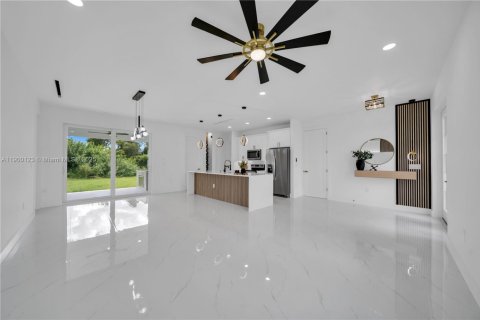 House in Lehigh Acres, Florida 3 bedrooms, 130.62 sq.m. № 1952661 - photo 19