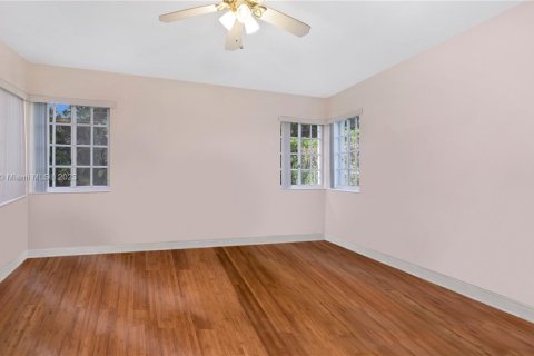 House in Miami Beach, Florida 3 bedrooms, 158.12 sq.m. № 2012722 - photo 18