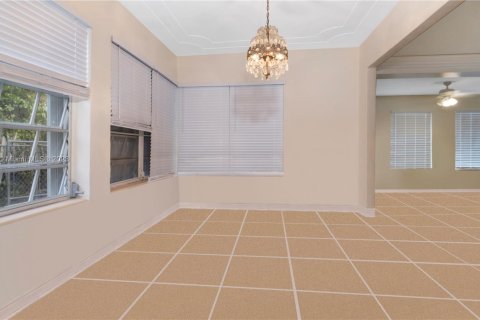 House in Miami Beach, Florida 3 bedrooms, 158.12 sq.m. № 2012722 - photo 15