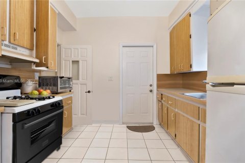 House in Miami Beach, Florida 3 bedrooms, 158.12 sq.m. № 2012722 - photo 12