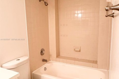 Condominio en alquiler en Doral, Florida, 1 dormitorio, 75.25 m2 № 1993717 - foto 9