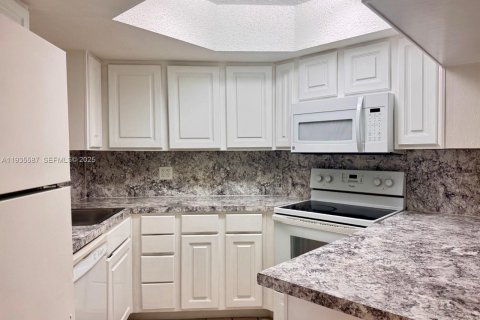 Condominio en alquiler en Doral, Florida, 1 dormitorio, 75.25 m2 № 1993717 - foto 1