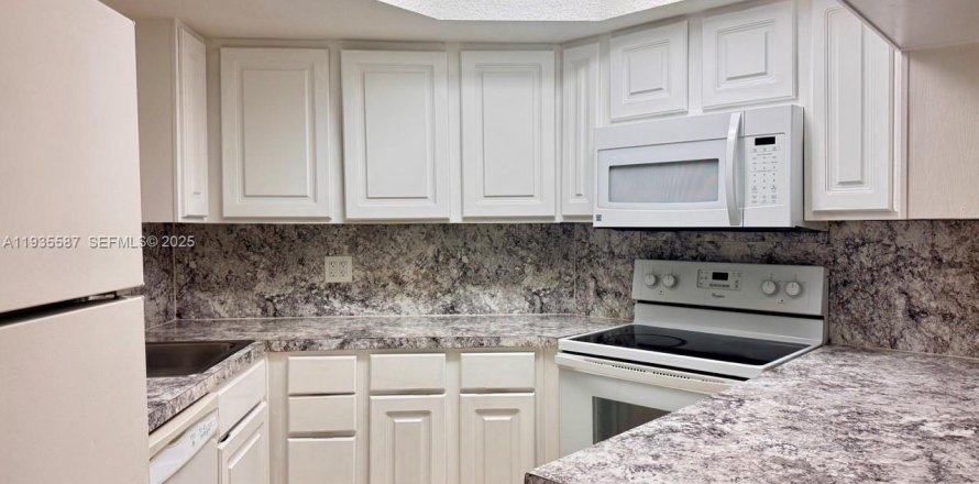 Condominio en Doral, Florida, 1 dormitorio  № 1993717