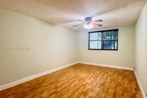 Condominio en alquiler en Doral, Florida, 1 dormitorio, 75.25 m2 № 1993717 - foto 10