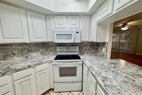 Condominio en alquiler en Doral, Florida, 1 dormitorio, 75.25 m2 № 1993717 - foto 2