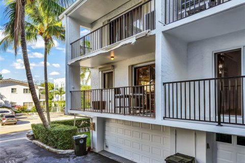 Touwnhouse à vendre à Bay Harbor Islands, Floride: 2 chambres, 156.08 m2 № 2086058 - photo 17