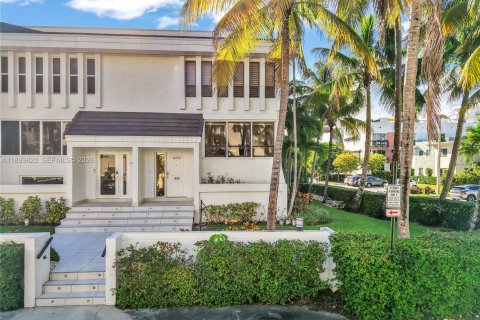 Touwnhouse à vendre à Bay Harbor Islands, Floride: 2 chambres, 156.08 m2 № 2086058 - photo 7