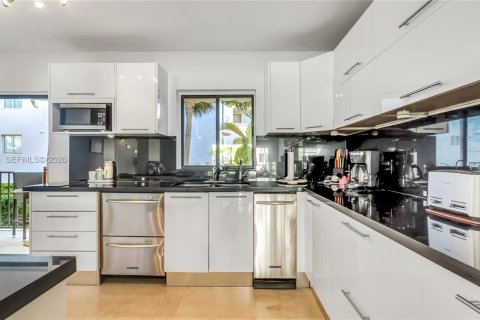 Touwnhouse à vendre à Bay Harbor Islands, Floride: 2 chambres, 156.08 m2 № 2086058 - photo 5