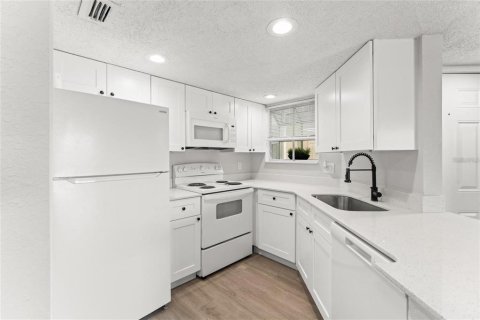 Condo in Orlando, Florida, 2 bedrooms № 2108506 - photo 5