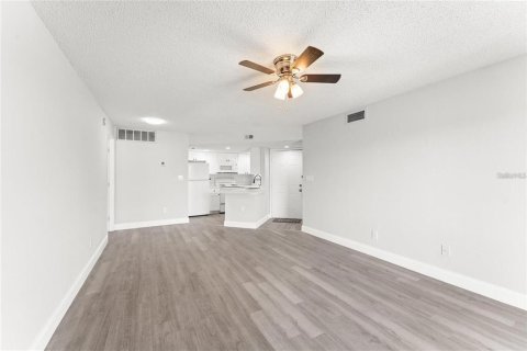 Condo in Orlando, Florida, 2 bedrooms № 2108506 - photo 8