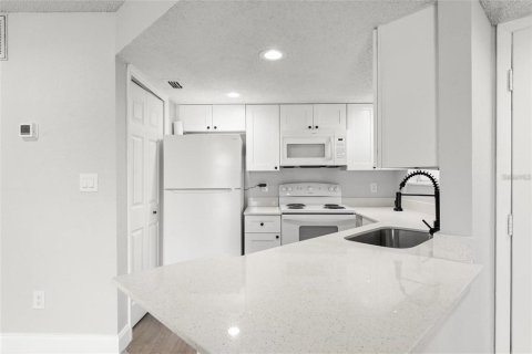 Condo in Orlando, Florida, 2 bedrooms № 2108506 - photo 6