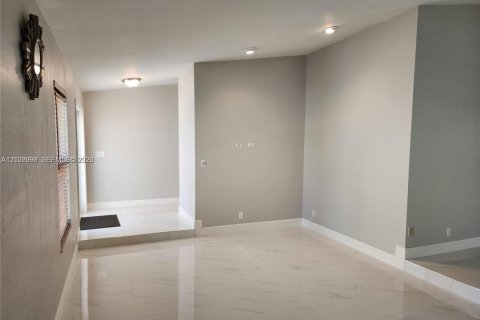Villa ou maison à louer à Coral Springs, Floride: 5 chambres, 234.86 m2 № 2424813 - photo 4