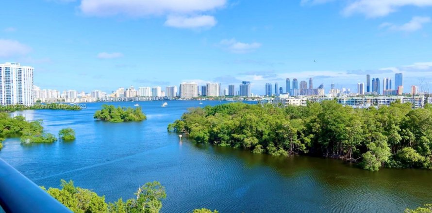 Condo in North Miami Beach, Florida, 2 bedrooms  № 1764847