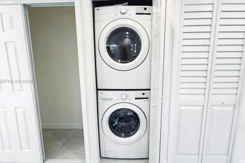 Apartamento en alquiler en Miami, Florida, 2 dormitorios, 74.32 m2 № 2056657 - foto 8