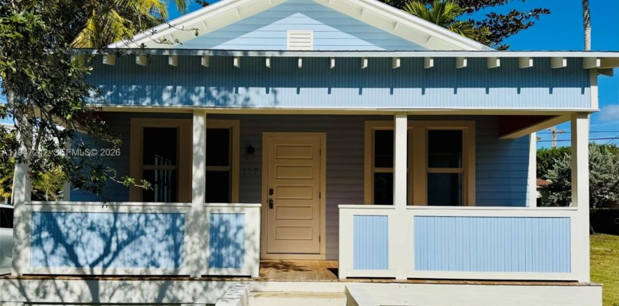 House in Coral Gables, Florida 2 bedrooms № 2003151