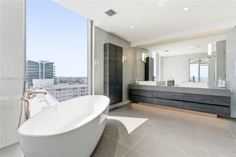 Condominio en venta en Pompano Beach, Florida, 3 dormitorios, 225.57 m2 № 2049759 - foto 25