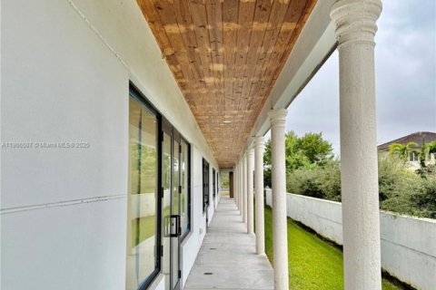 Commercial property in Miami, Florida № 1897581 - photo 4