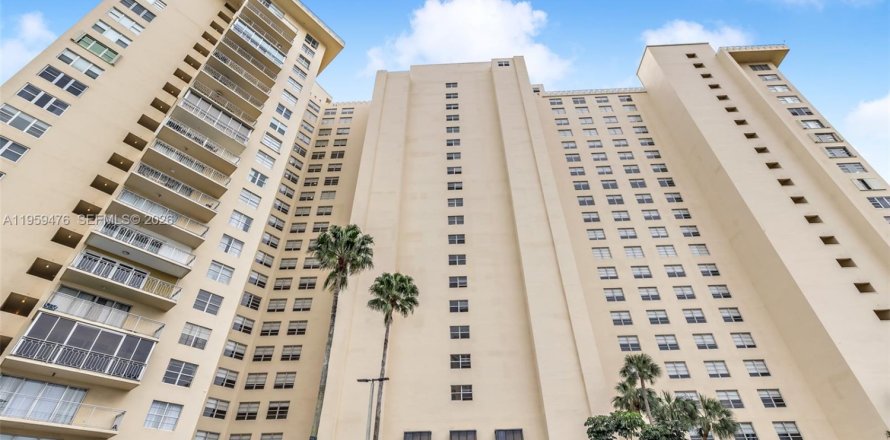 Condominio en Miami, Florida, 1 dormitorio  № 2024713