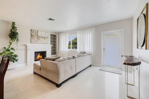 Casa en venta en Miami, Florida, 3 dormitorios, 146.69 m2 № 1790973 - foto 3