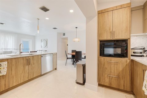 Casa en venta en Miami, Florida, 3 dormitorios, 146.69 m2 № 1790973 - foto 10
