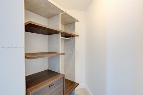 Condo in Miami, Florida, 2 bedrooms  № 1953352 - photo 17