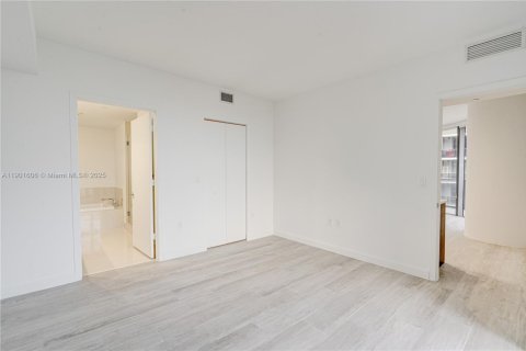 Condo in Miami, Florida, 2 bedrooms  № 1953352 - photo 9