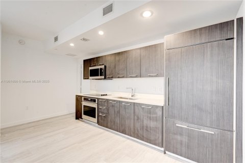Condo in Miami, Florida, 2 bedrooms  № 1953352 - photo 3