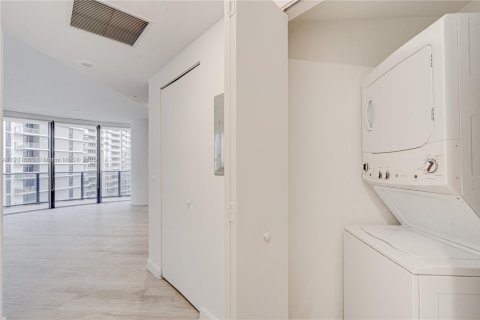 Condo in Miami, Florida, 2 bedrooms  № 1953352 - photo 7
