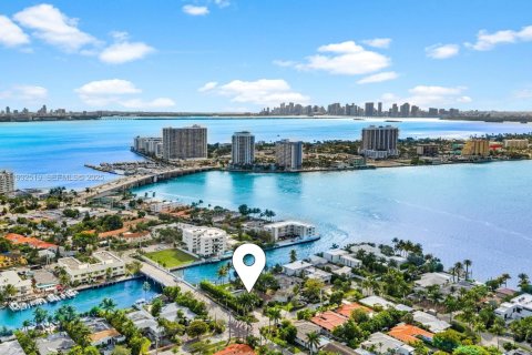 House in Miami Beach, Florida 3 bedrooms, 223.24 sq.m. № 2034916 - photo 16