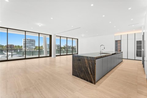 Condo in Miami, Florida, 4 bedrooms  № 2044900 - photo 3