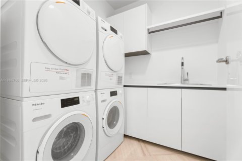 Condo in Miami, Florida, 4 bedrooms  № 2044900 - photo 27