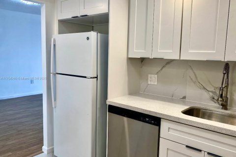 Condo in Hallandale Beach, Florida, 1 bedroom  № 1715837 - photo 13