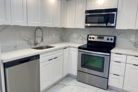 Condo in Hallandale Beach, Florida, 1 bedroom  № 1715837 - photo 14