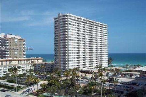 Condo in Hallandale Beach, Florida, 1 bedroom  № 1715837 - photo 1