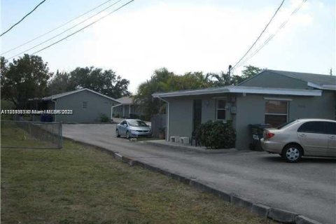 Купить коммерческую недвижимость в Холливуд, Флорида 581.1м2, № 1957991 - фото 2