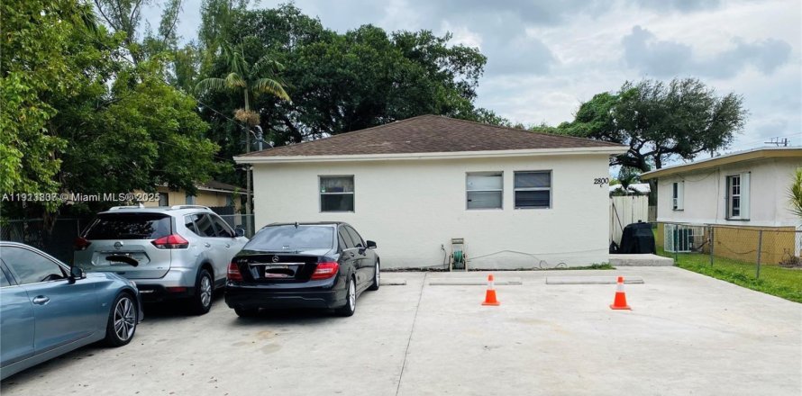 Propiedad comercial en Miami, Florida 209.59 m2 № 1968944