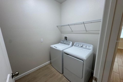 House in Apopka, Florida 3 bedrooms, 199.46 sq.m. № 2228194 - photo 20