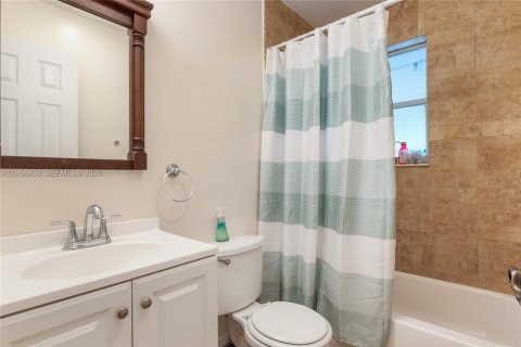 Villa ou maison à louer à Miami, Floride: 4 chambres, 155.52 m2 № 2024566 - photo 10