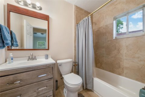 Villa ou maison à louer à Miami, Floride: 4 chambres, 155.52 m2 № 2024566 - photo 7