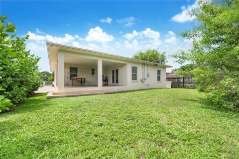 Villa ou maison à louer à Miami, Floride: 4 chambres, 155.52 m2 № 2024566 - photo 2