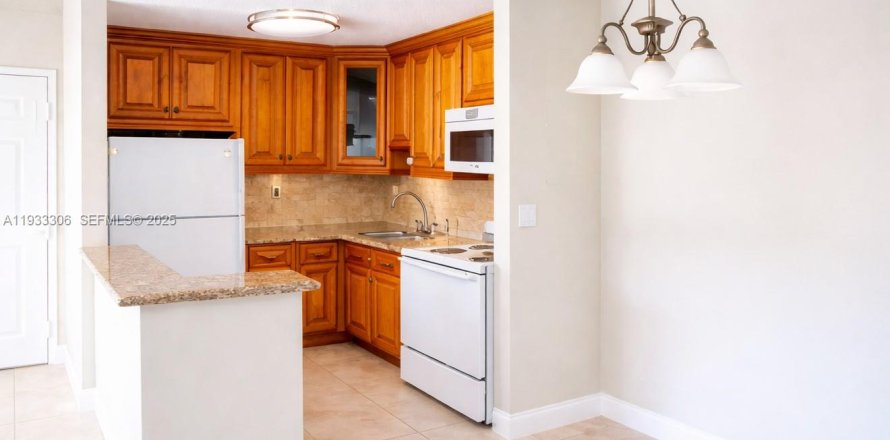 Apartment in Miami, Florida 2 bedrooms, 80.55 sq.m. № 2035549