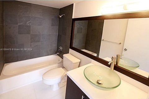 Condo in Miami, Florida, 2 bedrooms  № 1811149 - photo 2