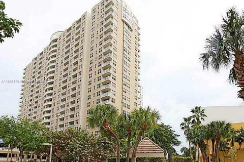 Condo in Miami, Florida, 2 bedrooms  № 1811149 - photo 6